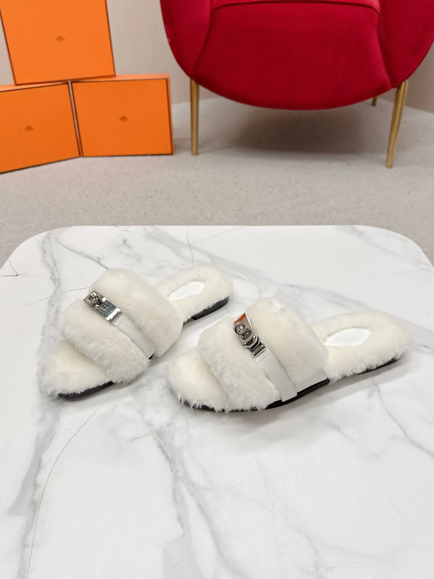 👟👟Ex-factory price 480👟👟 Hermes 🐎25/ Latest Autumn and Winter fur one-piece fur slippers KeIIy locks are embellished on the uppers with palladium plating to reflect low-key light. This year’s fabrics are made of lamb wool, which is fluffy and cute. It feels like stepping on clouds. Wear it barefoot or with socks, it is very fashionable 🎁 Paired with suit pants, it is an invisible shirt in the workplace. Echoing the knitted skirt, it has become a standard accessory for lazy afternoons. Pair it with jeans for a more casual style. ✔️Fabric: wool ✔️Inner lining: imported lamb wool ✔️Sole: original leather sole ✔️Size: #35-42 (customized at 40.41.42)